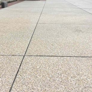 三亚 黄金麻花岗岩石板材荔枝面地面铺装效果