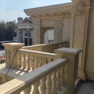 三亚 黄金麻别墅外墙干挂雕花配合阳台栏杆花瓶柱