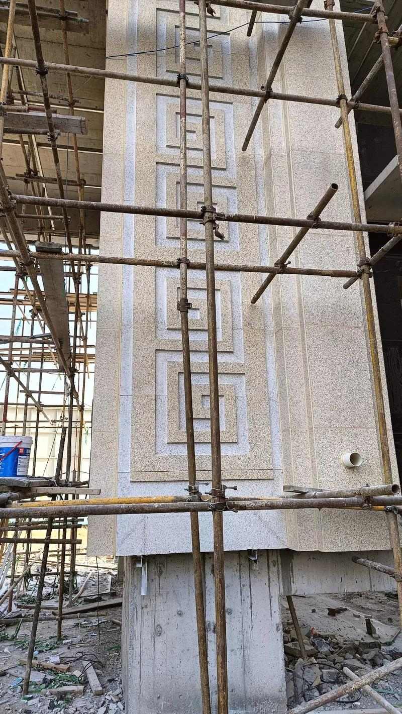 三亚 黄金麻花岗岩别墅外墙干挂回纹造型效果