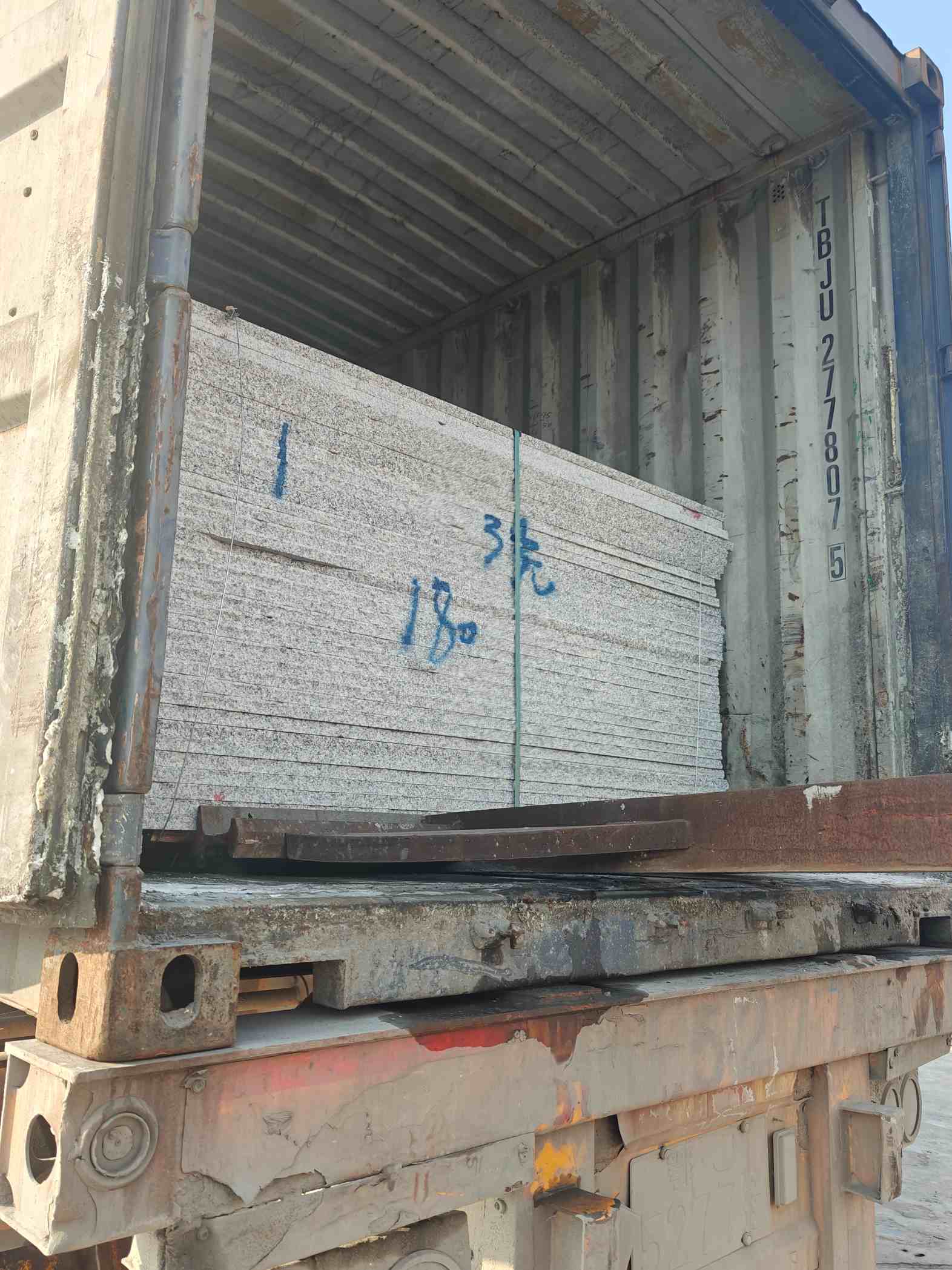 三亚 芝麻白花岗岩石材3.0公分光面毛板装柜出货