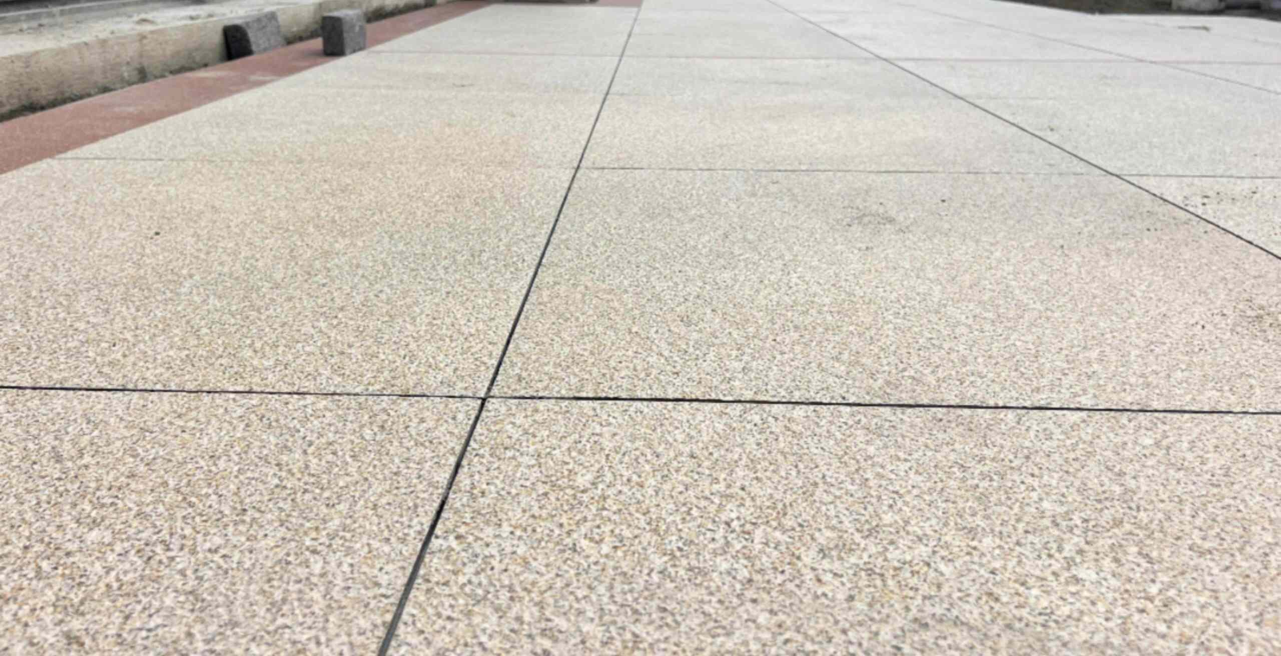 三亚 黄金麻花岗岩石板材荔枝面地面铺装效果