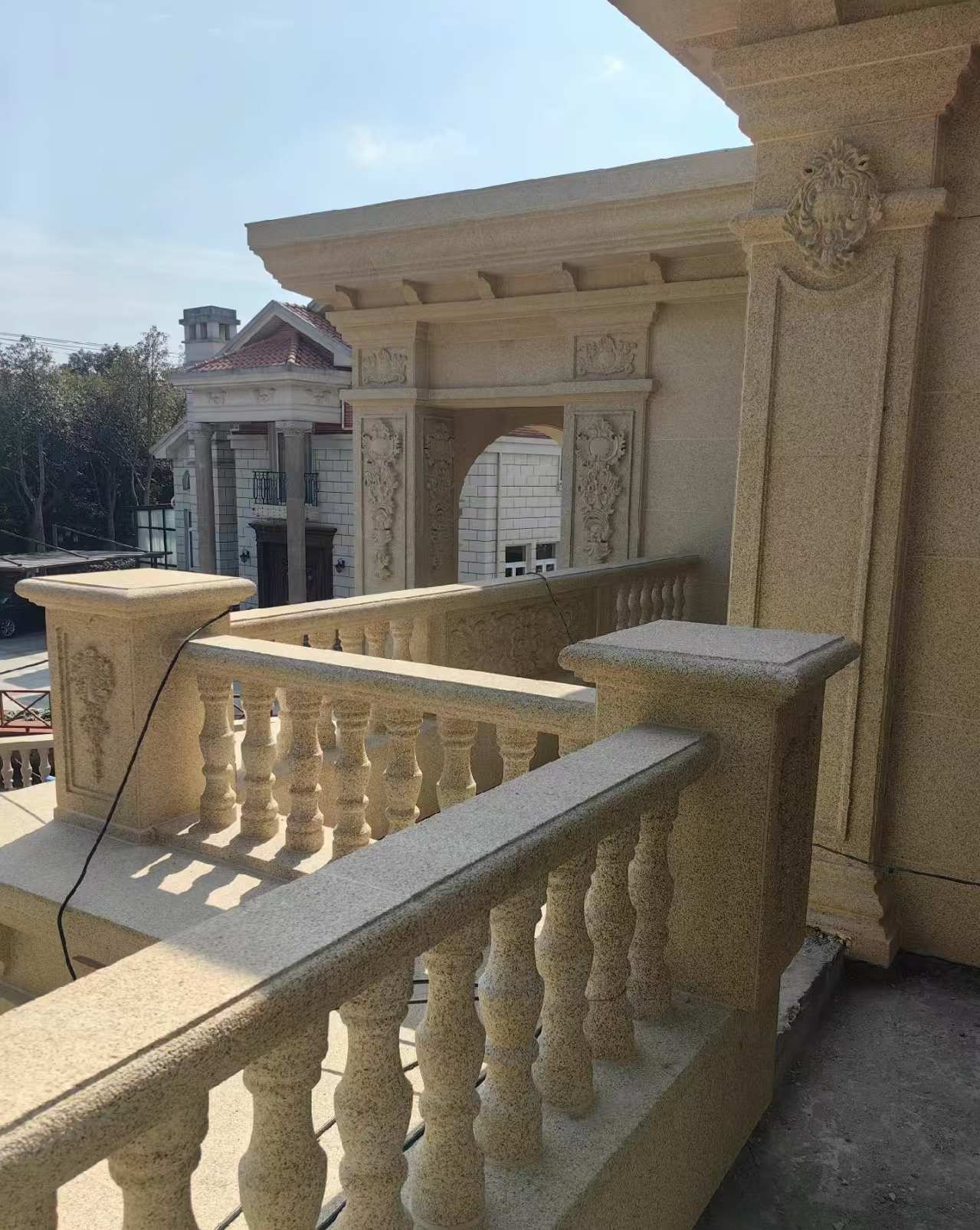 三亚 黄金麻别墅外墙干挂雕花配合阳台栏杆花瓶柱