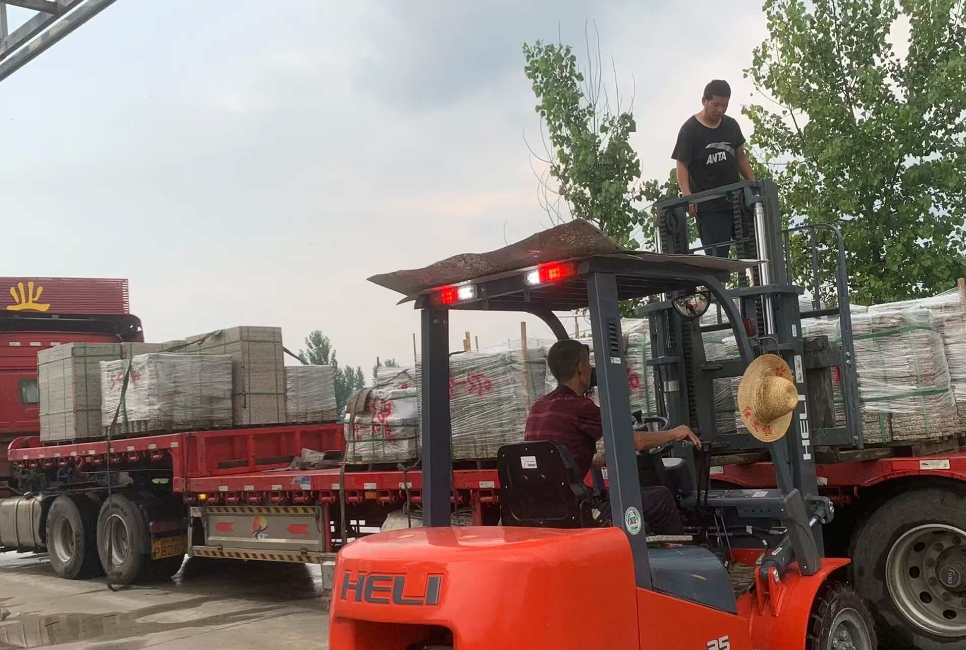 三亚 黄金麻冰裂纹，地铺石装车