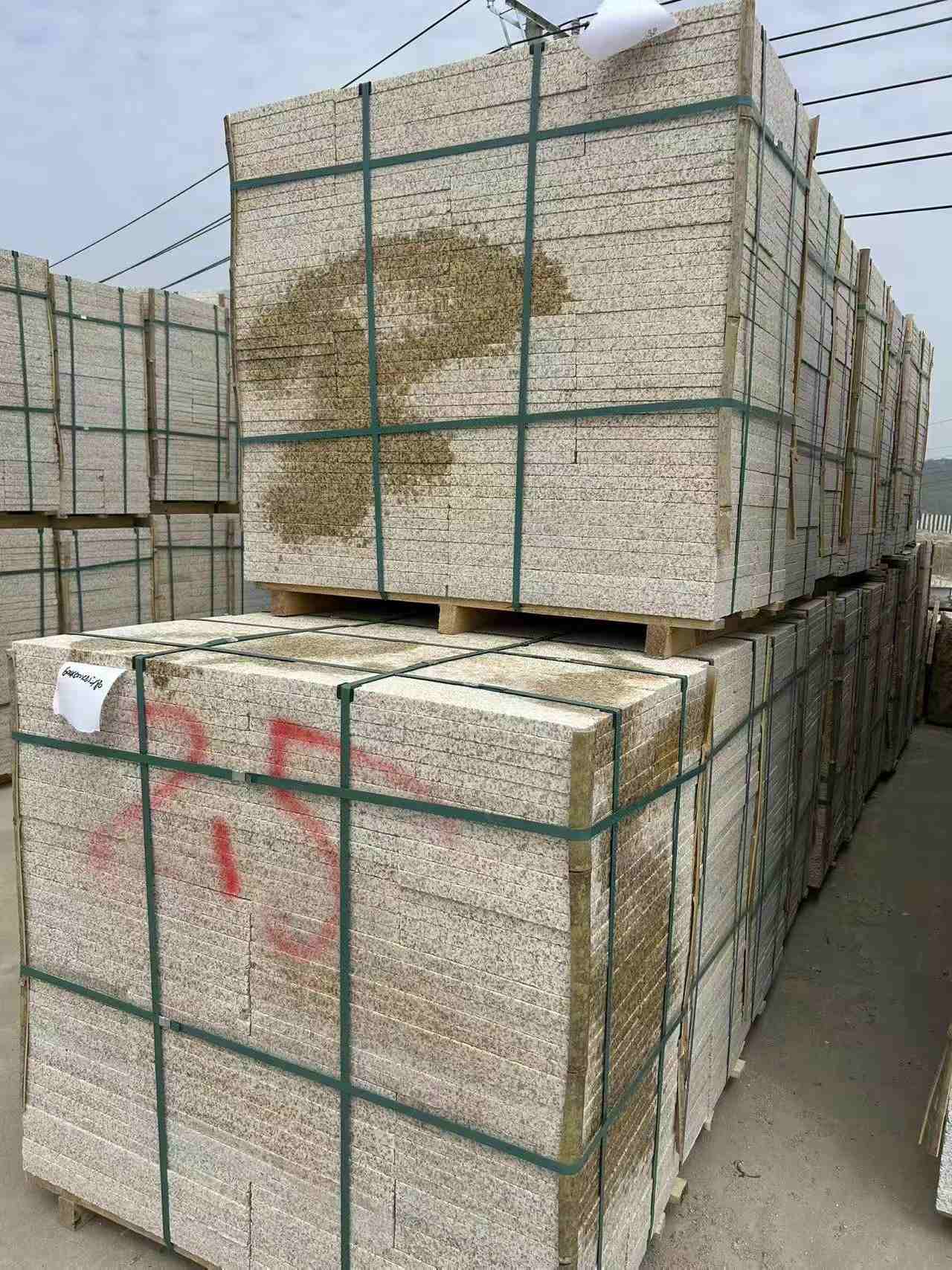 三亚 黄金麻花岗岩石材荔枝面地铺石2.5*300*600