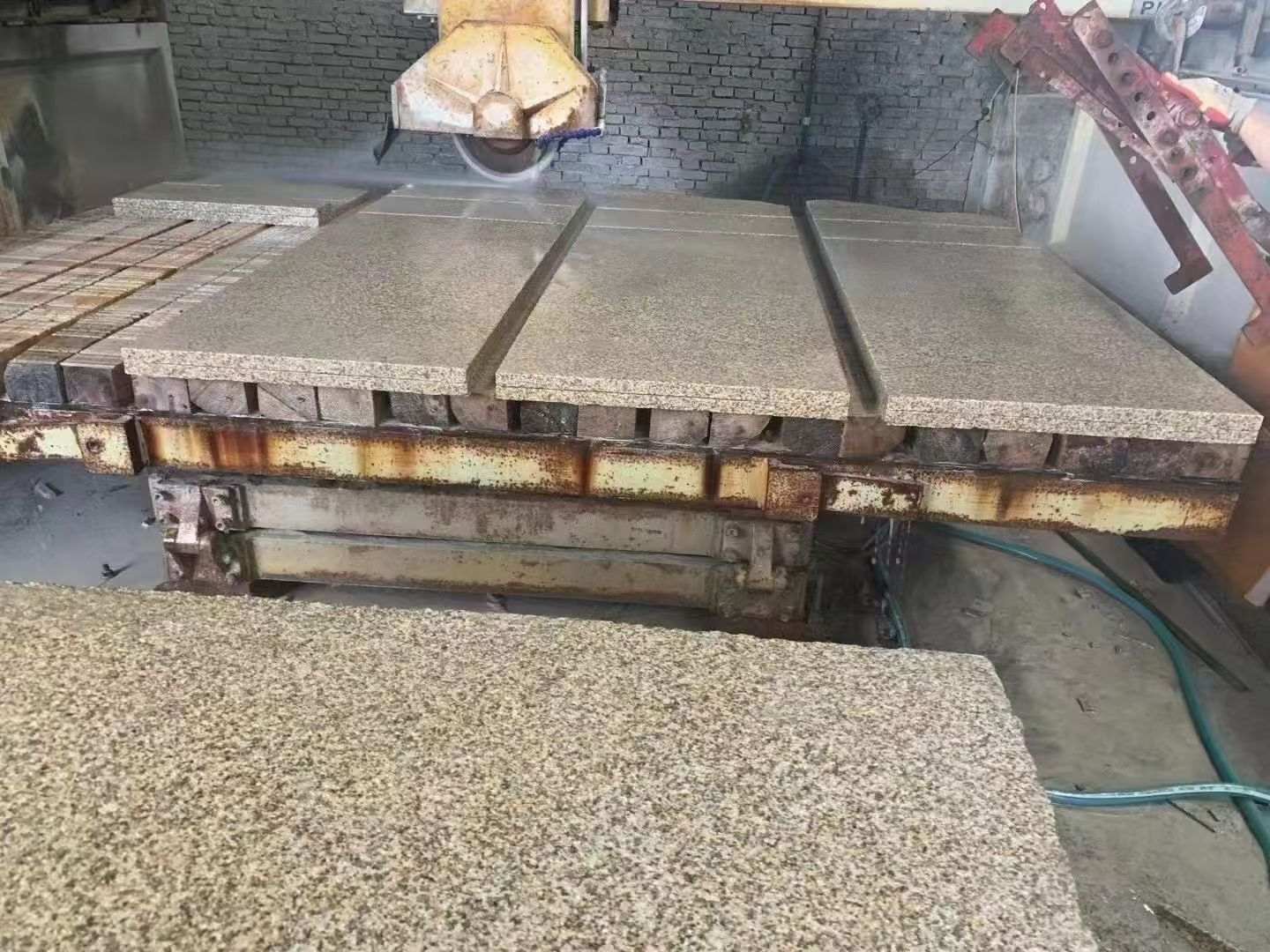 三亚 黄金麻荔枝面成品板加工