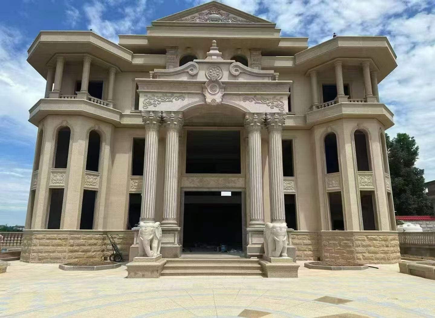 三亚 黄金麻别墅外墙干挂，大柱，大象，蘑菇石，雕花板