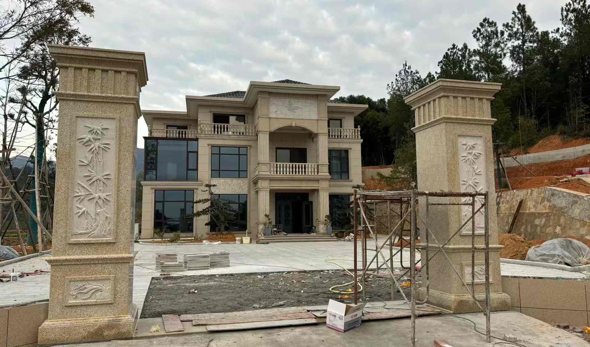 三亚 黄金麻花岗岩别墅雕花外墙干挂配上门口雕花罗马柱