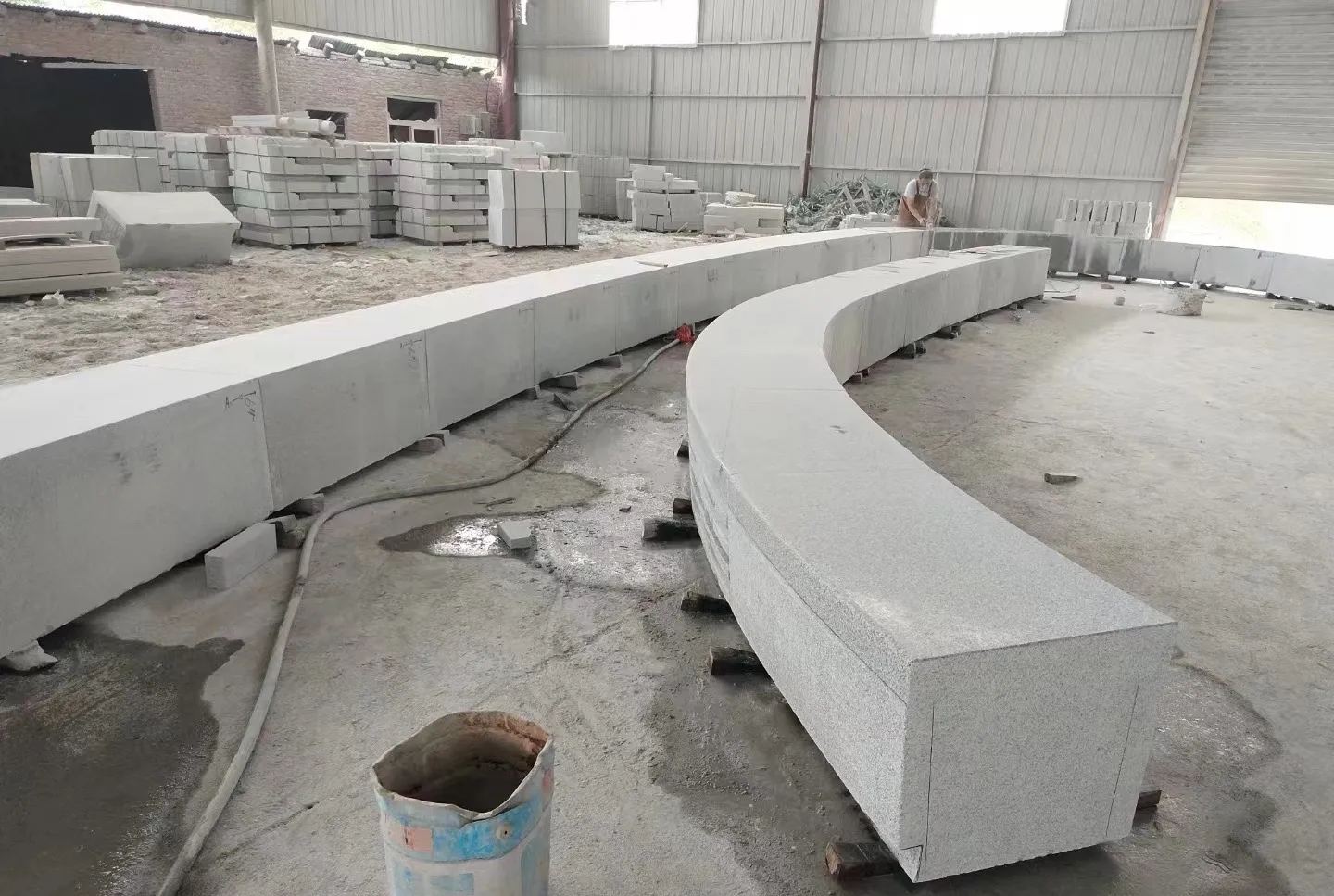 三亚芝麻白花岗岩石板材 园林光面弧形坐凳