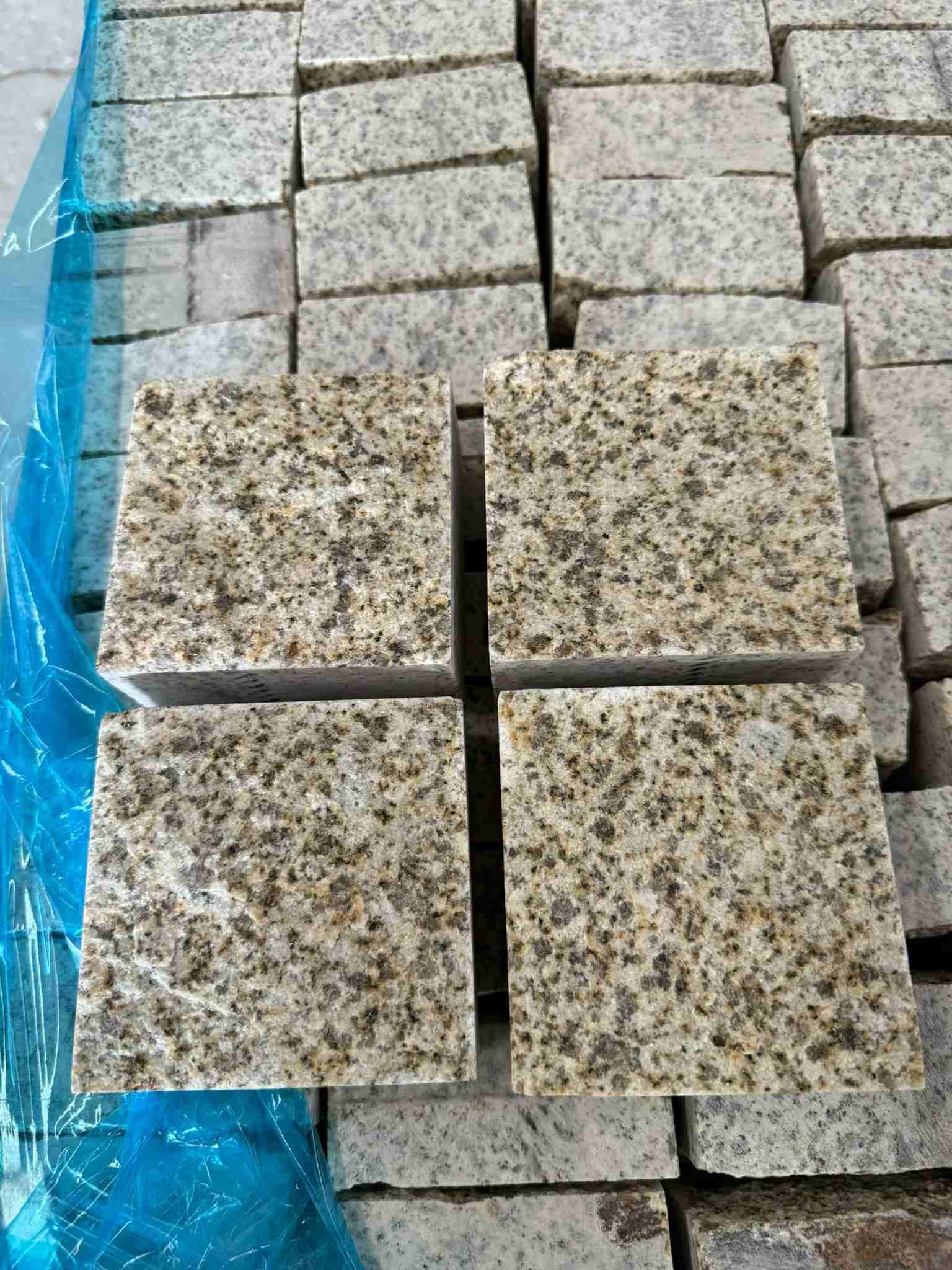 三亚 黄金麻花岗岩自然面小方块，弹石，马蹄石等