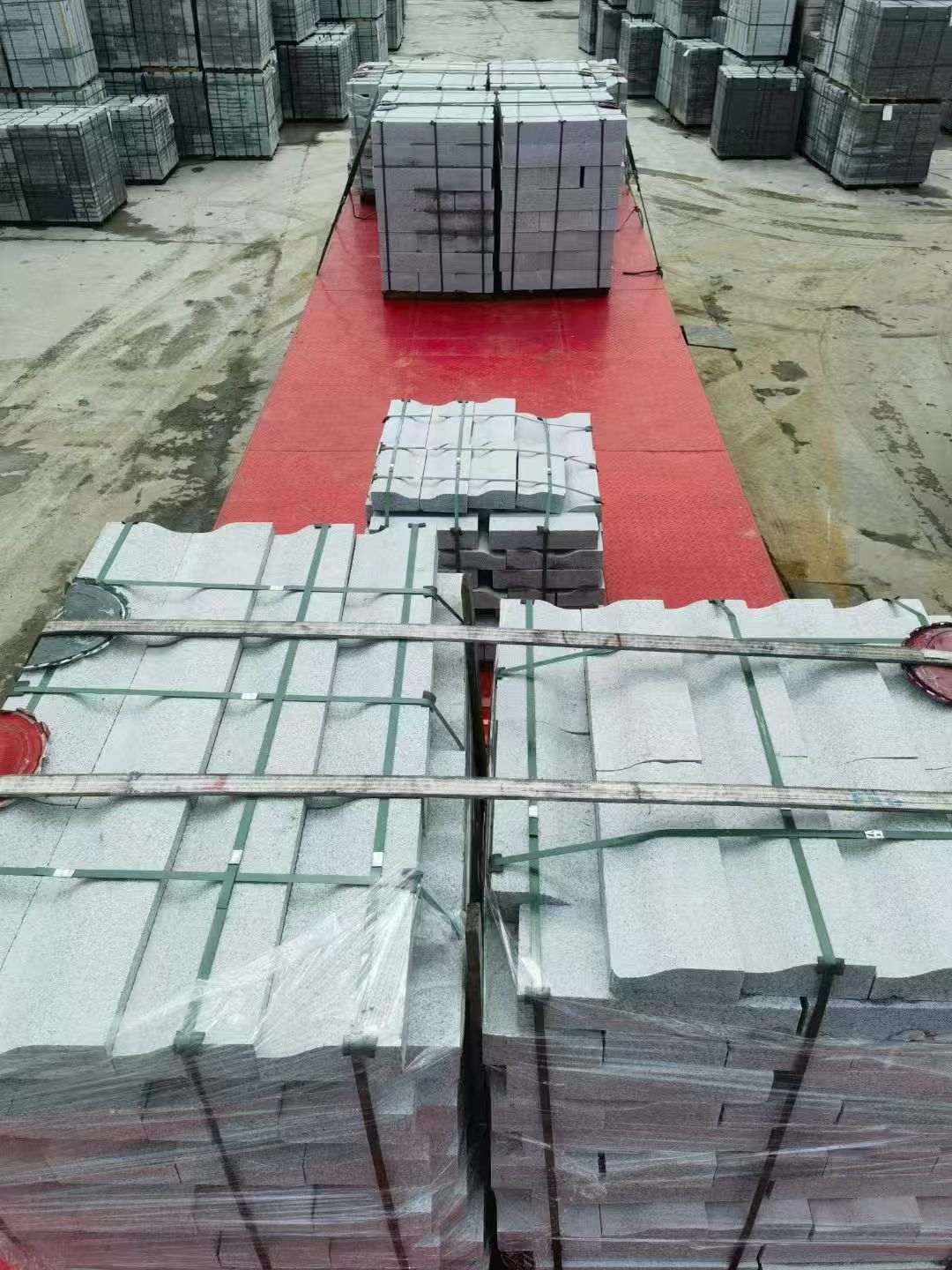 三亚 芝麻白仿形加直形路沿石出货日常