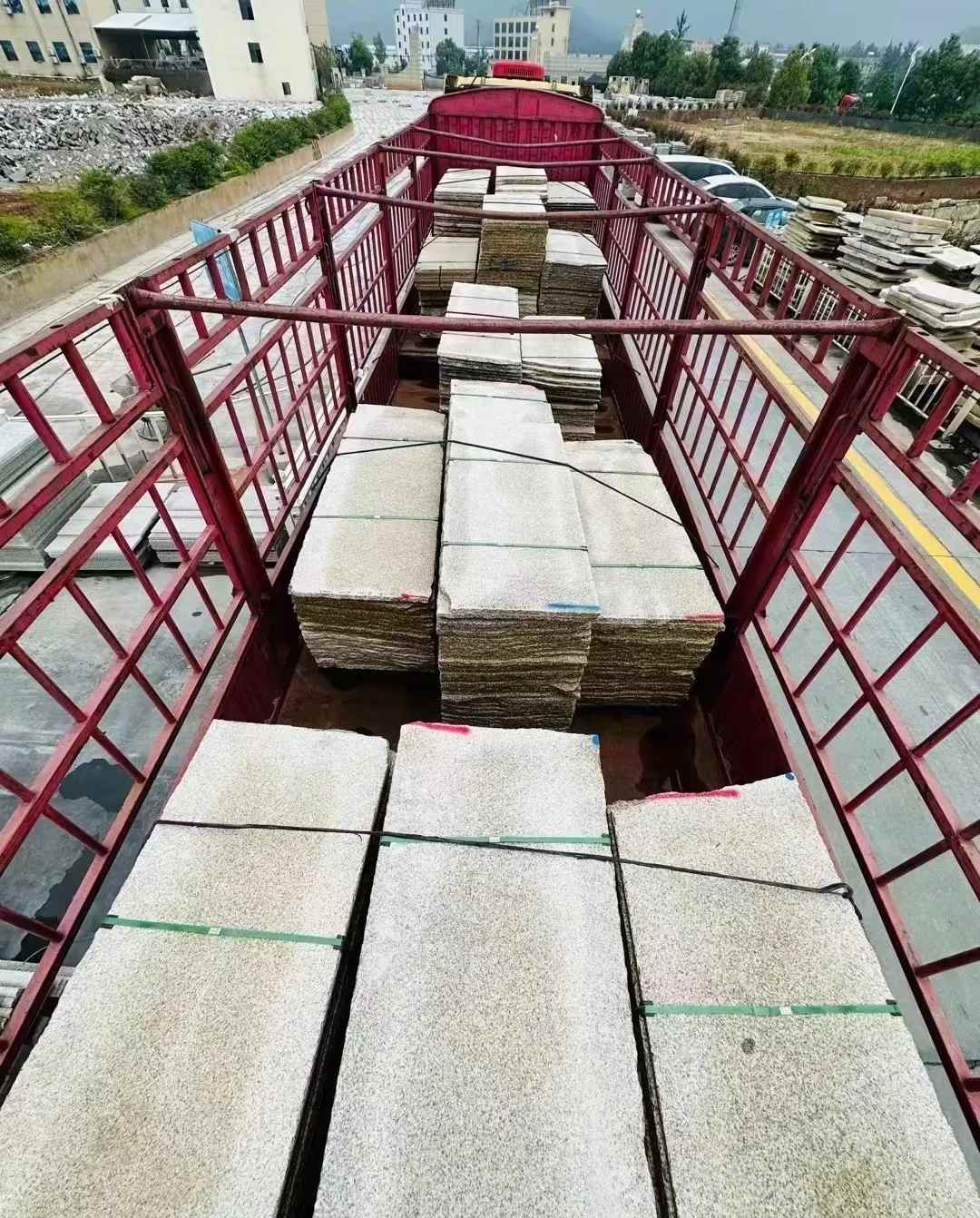 三亚 黄金麻花岗岩荔枝面，光面毛板装车完成