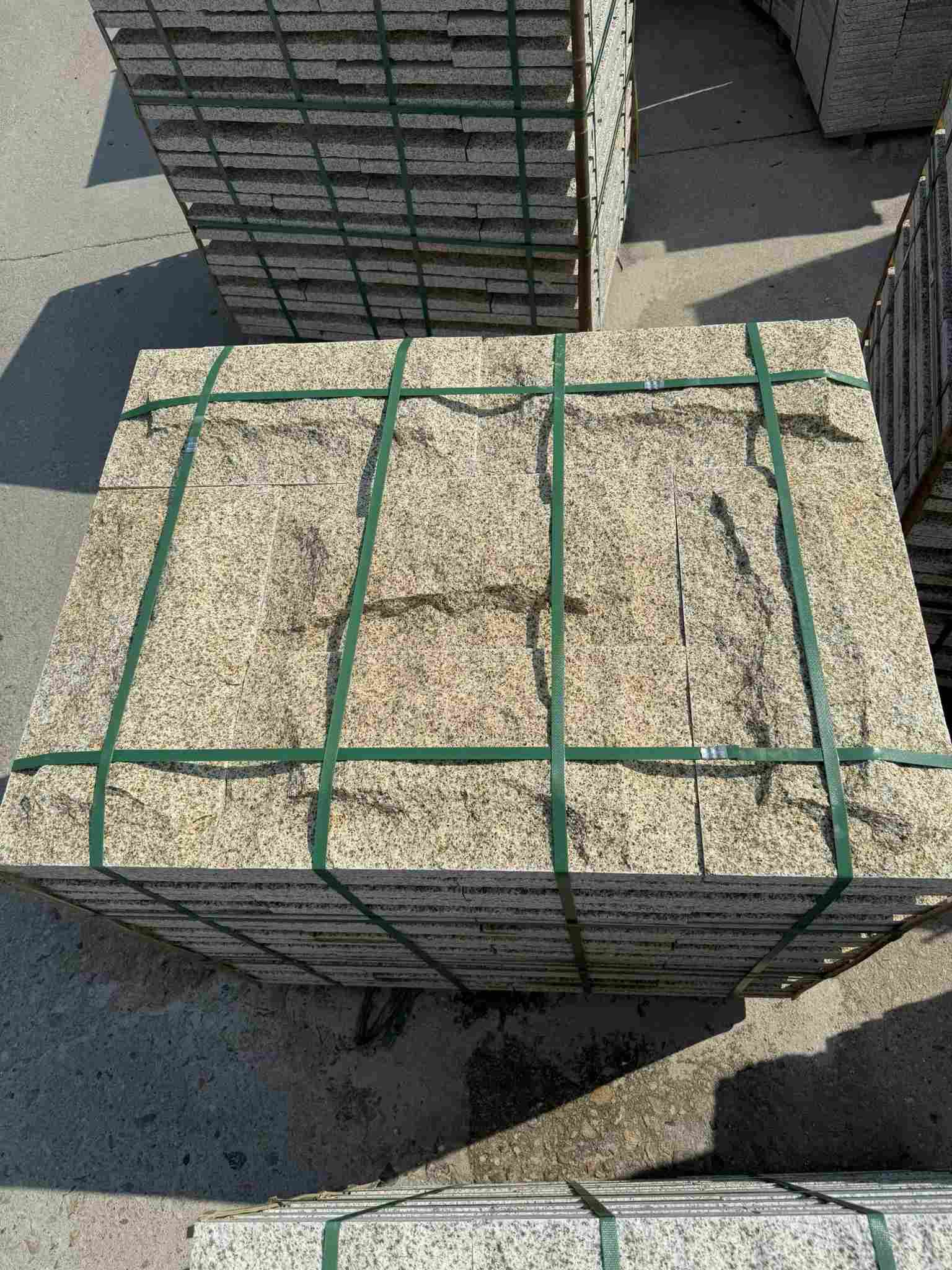 三亚 黄金麻花岗岩石材自然面蘑菇石成品