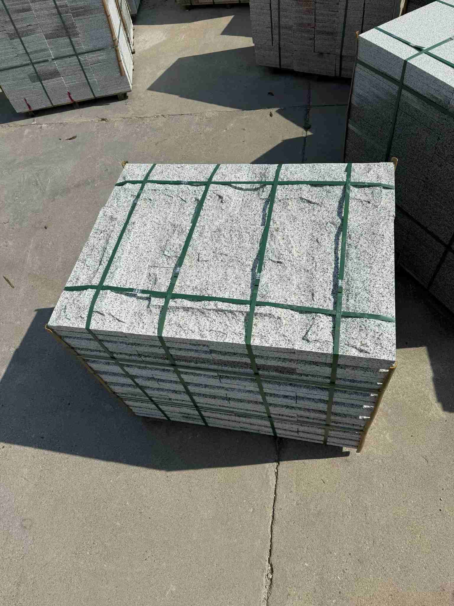 三亚 白麻花岗岩石材自然面蘑菇石成品