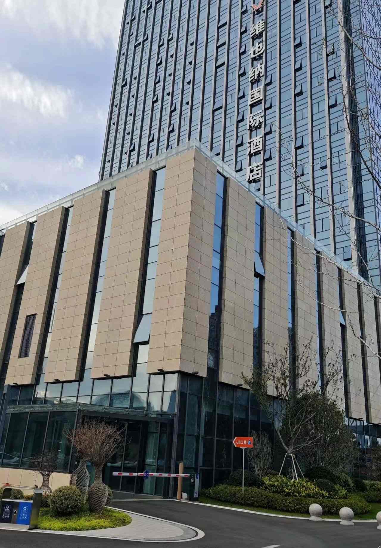 三亚 黄金麻花岗岩外墙干挂