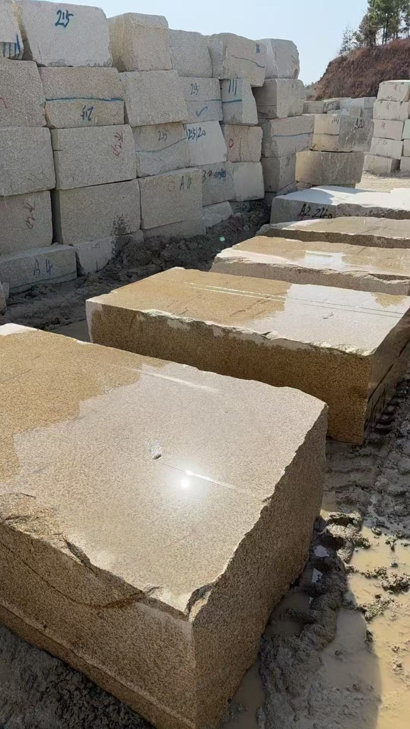 三亚 黄金麻方料堆场洗料分选中，原材料充足