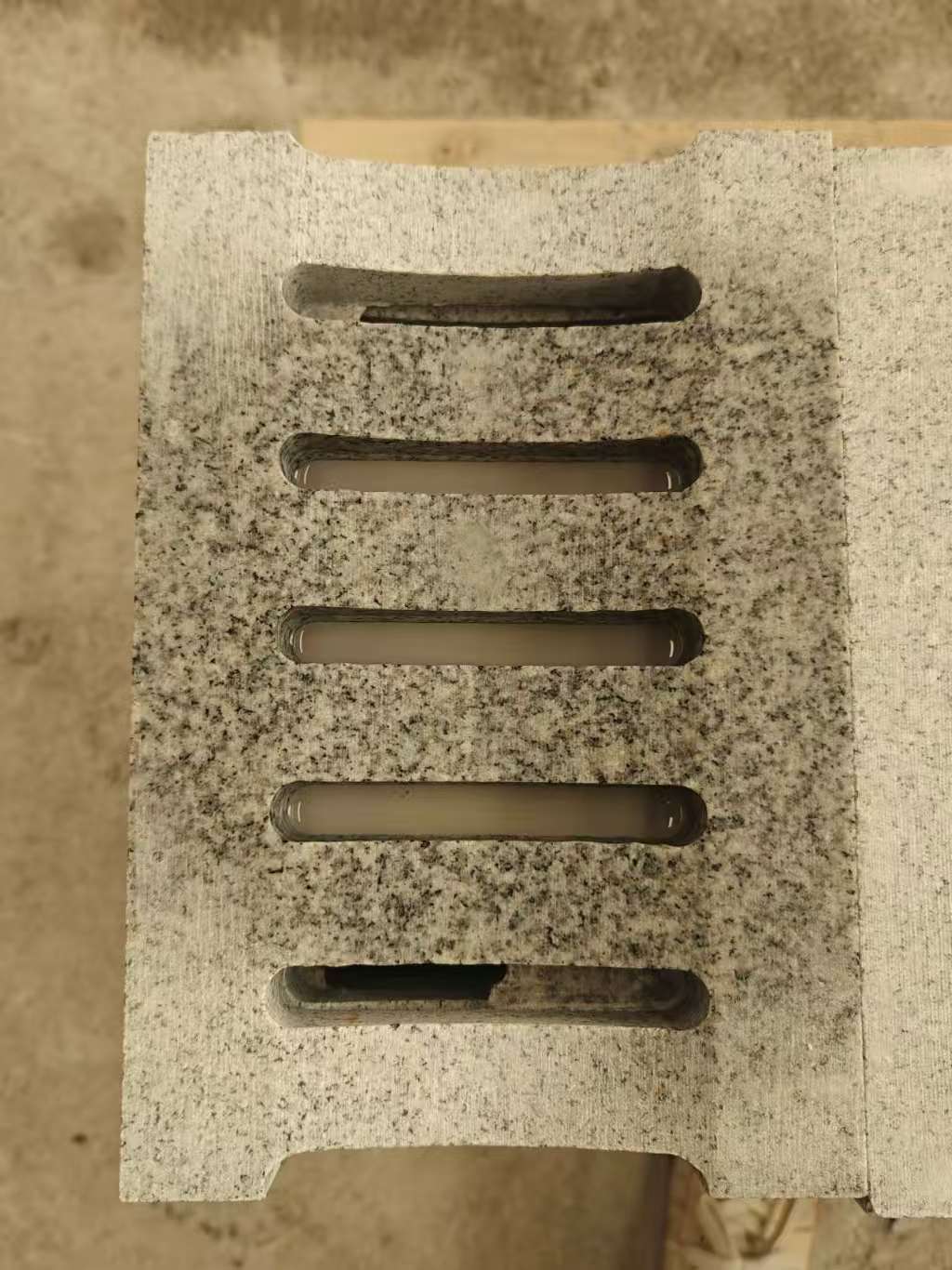 三亚 芝麻白拉丝面花岗岩U型开槽排水槽