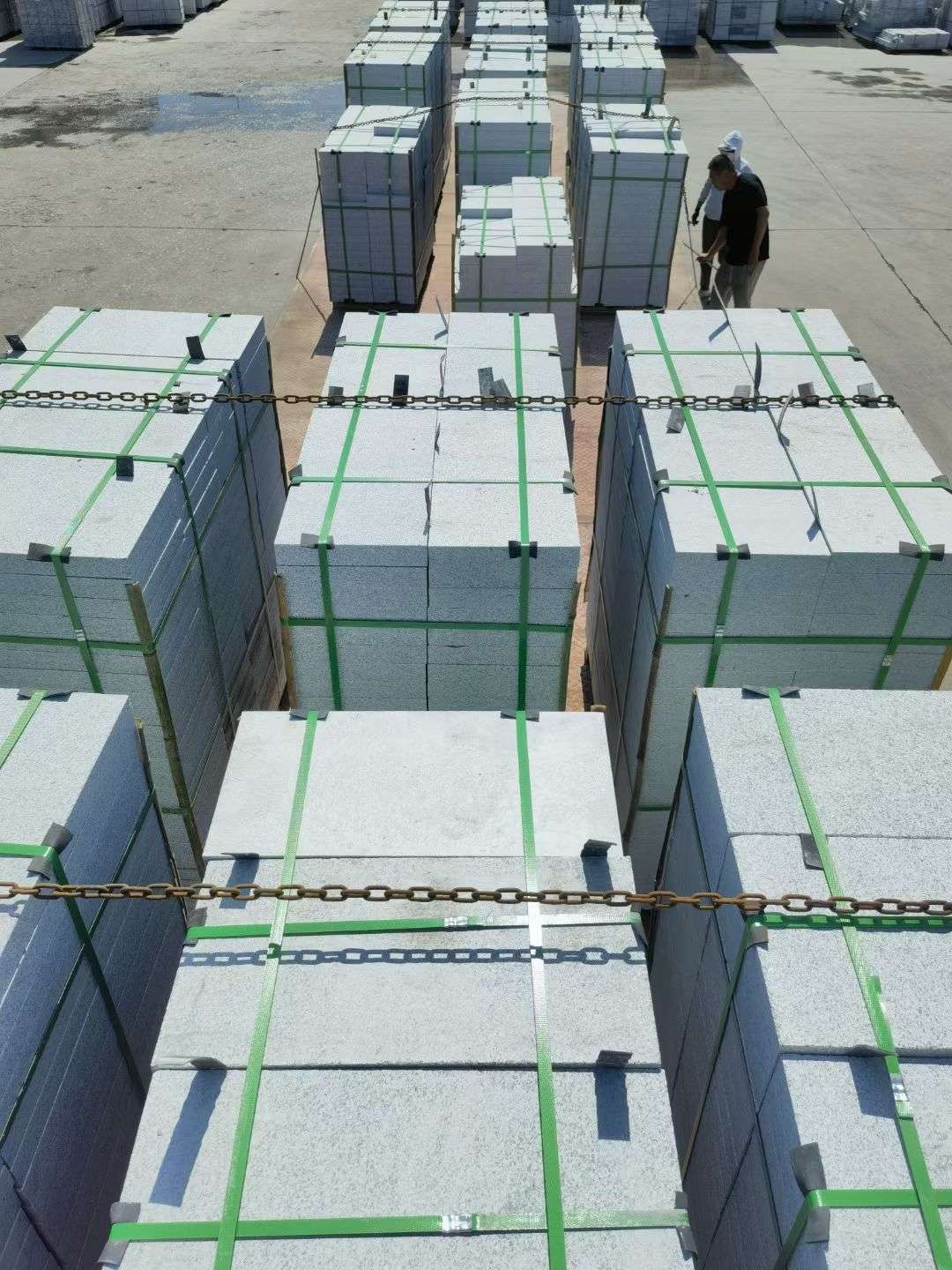 三亚 芝麻白花岗岩5公分地铺石 花岗岩厂家工厂装车日常